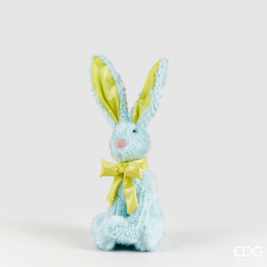 Coniglietto di peluche EDG design, morbido al tatto e disponibile in due colori: Verde chiaro e Azzurro chiaro Dimensioni: cm 17 x 15 x h 36. In negozio e online su tuttochic.live