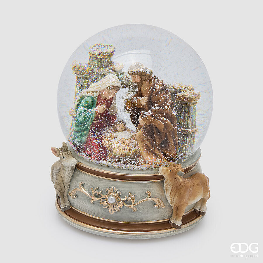 Grande sfera d'acqua natalizia con carillon della Natività firmata EDG Enzo De Gasperi, altezza 19 cm. Cupola in vetro con Maria in rosso e verde, San Giuseppe e Gesù Bambino, base decorata con bue e asinello 3D.