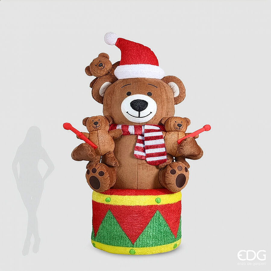 Maxi orso gonfiabile natalizio da esterno EDG alto 280 cm con rivestimento soffice effetto peluche, seduto su un tamburo festivo con orsetti piccoli e luci LED.