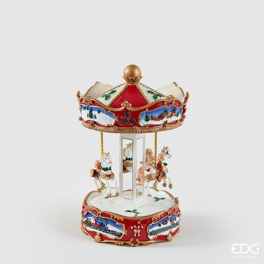 Grande carillon a forma di giostra natalizia con cavalli rotanti firmato EDG Enzo De Gasperi, altezza 25 cm. Struttura in poliresina rossa e bianca con medaglioni illustrati di paesaggi innevati e dettagli dorati.