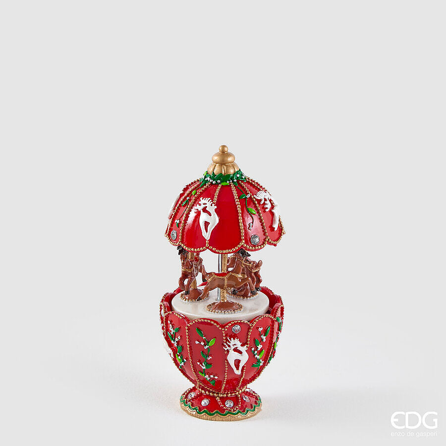 Carillon natalizio a giostra con renne rotanti firmato EDG Enzo De Gasperi, altezza 17 cm. Struttura slanciata a calice in rosso e oro con strass, ghirlande in rilievo e renne tridimensionali.