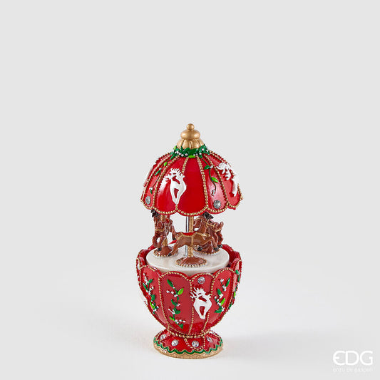 Carillon natalizio a giostra con renne rotanti firmato EDG Enzo De Gasperi, altezza 17 cm. Struttura slanciata a calice in rosso e oro con strass, ghirlande in rilievo e renne tridimensionali.