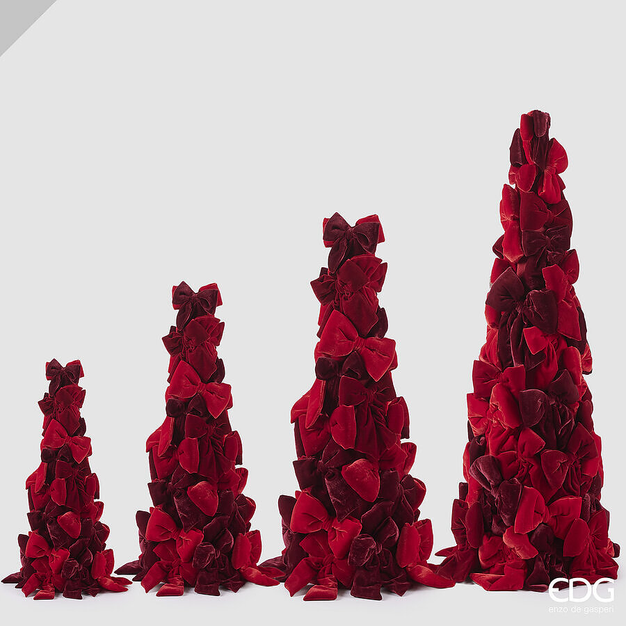 Set completo di 4 alberi natalizi a cono di EDG Enzo De Gasperi in altezze scalari da 60 cm a 150 cm, interamente rivestiti di fiocchi in tessuto effetto velluto rosso e bordeaux.