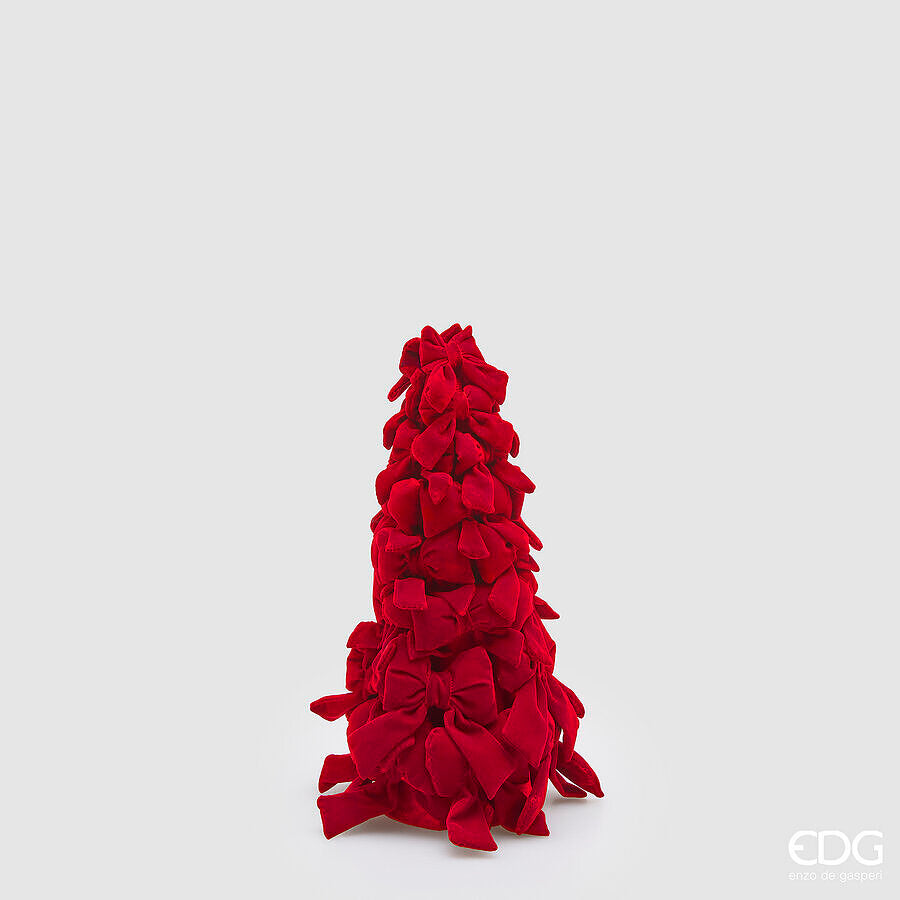 Piccolo albero di Natale a cono alto 33 cm di EDG Enzo De Gasperi, interamente composto da fiocchi in tessuto effetto velluto rosso su sfondo grigio chiaro.