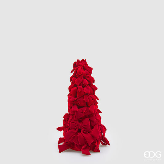 Piccolo albero di Natale a cono alto 33 cm di EDG Enzo De Gasperi, interamente composto da fiocchi in tessuto effetto velluto rosso su sfondo grigio chiaro.
