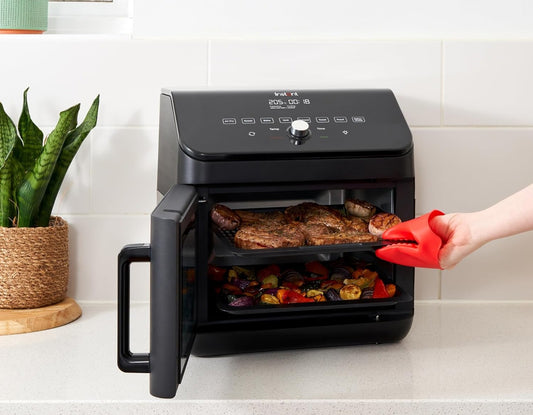 Forno multifunzione compatto ma allo stesso tempo molto capiente (13L di capacità) con la velocità e l'efficienza di una friggitrice ad aria, in grado di: grigliare, arrostire, tostare, cuocere, riscaldare, disidratare.  Capienza: 13 L• Dimensioni: 35 x 34.5 x 37,5 cm• Peso: 8.2 kg. In negozio e online su tuttochic.live