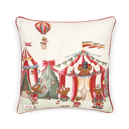 Porta l'atmosfera del Natale in ogni stanza della tua casa con il cuscino quadrato "Bear Wonderland". Realizzato in cotone di alta qualità, il cuscino, sfoderabile, è impreziosito da un decoro natalizio a tema circo, Il retro del cuscino è di colore rosso. Dimensioni: 40 x 40. In negozio e online su tuttochic.live