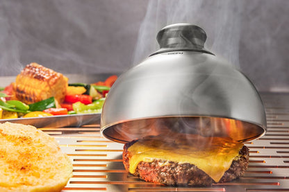 Campana per barbecue in acciaio inox con impugnatura nera, ideale per sciogliere formaggio su hamburger o affumicare cibi.