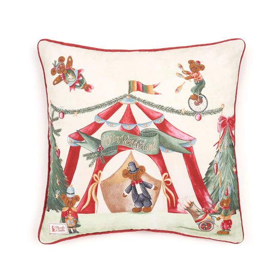 Porta l'atmosfera del Natale in ogni stanza della tua casa con il cuscino quadrato "Bear Wonderland". Realizzato in cotone di alta qualità, il cuscino, sfoderabile, è impreziosito da un decoro natalizio a tema circo, Il retro del cuscino è di colore rosso. Dimensioni: 40 x 40. In negozio e online su tuttochic.live