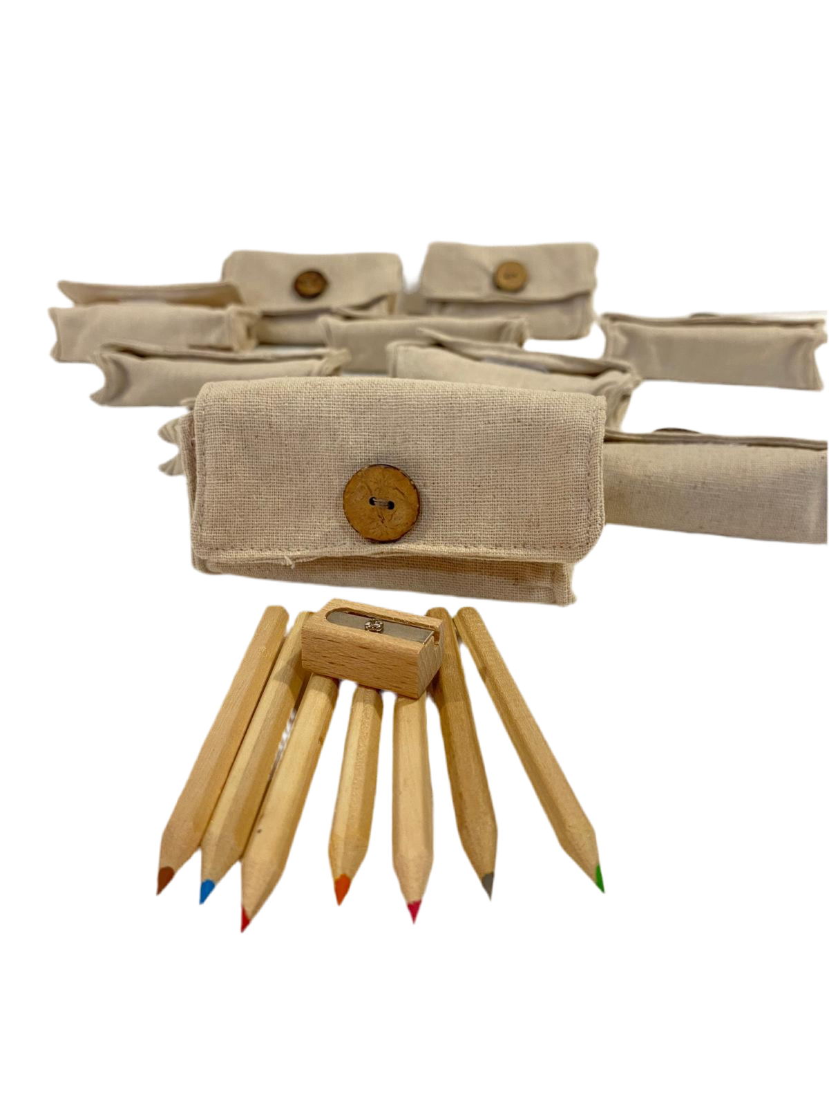 Set di 10 Sacchetti in tessuto con7 mini matite colorate e temperino in legno naturale Dimensioni: cm 10 x 3x6 h Confettata e astuccio non inclusi. tuttochic.live