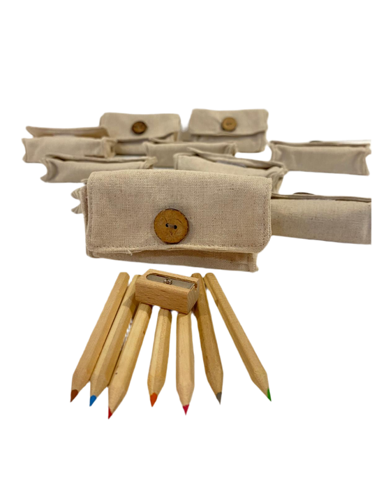 Set di 10 Sacchetti in tessuto con7 mini matite colorate e temperino in legno naturale Dimensioni: cm 10 x 3x6 h Confettata e astuccio non inclusi. tuttochic.live