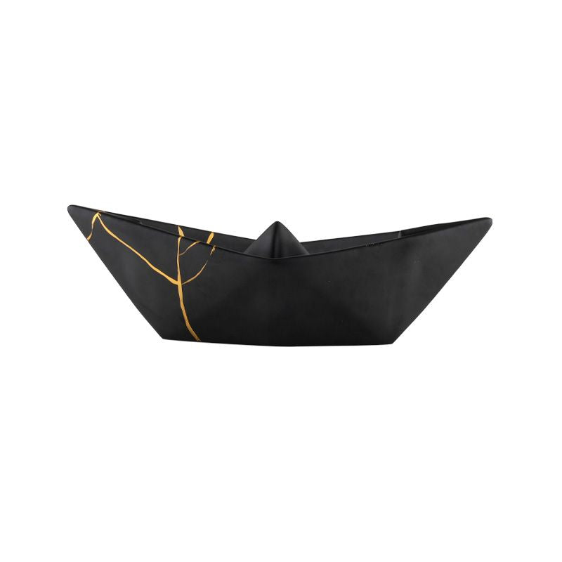 La Barchetta Origami Kintsugi in ceramica può essere utilizzata come portaoggetti, svuotatasche o fermacarte, Dimensioni: cm 30 x 13 x h 9. In negozio e online su tuttochic.live