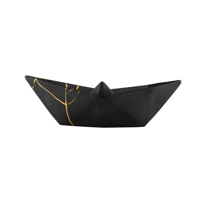La Barchetta Origami Kintsugi in ceramica può essere utilizzata come portaoggetti, svuotatasche o fermacarte, Dimensioni: cm 30 x 13 x h 9. In negozio e online su tuttochic.live