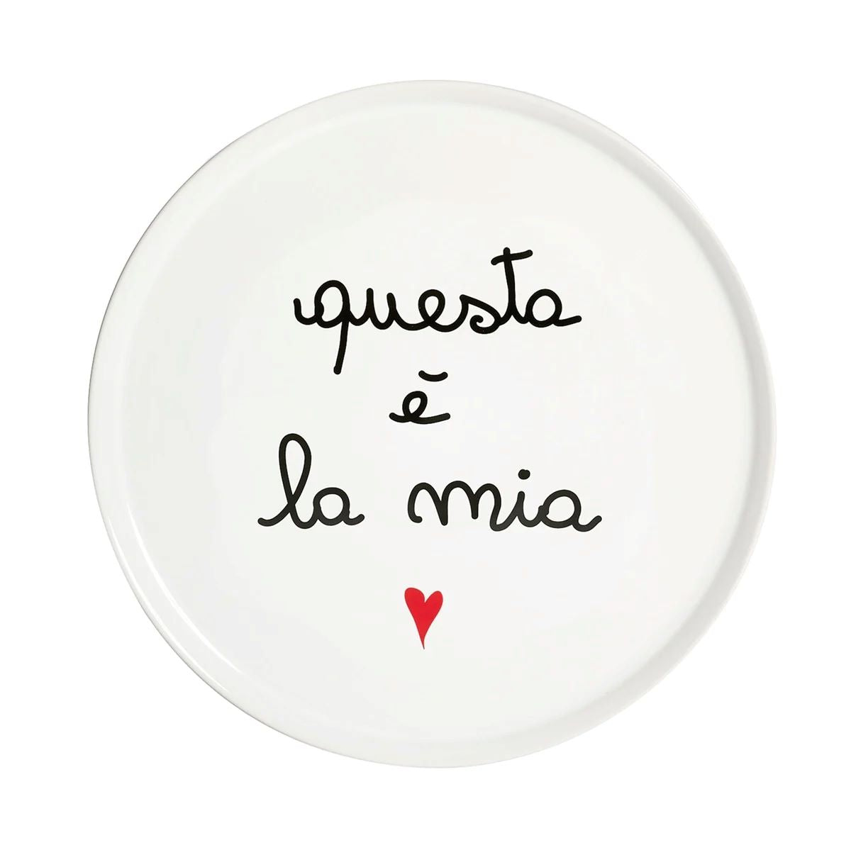 Prendi la sfida e goditi la tua pizza preferita su questo piatto in gres ceramico "Questa è la mia"! Con un divertente decoro che ti farà sorridere, questo piatto è resistente e facile da pulire. Diametro: 31,5 cm Decoro: questa è la mia Lavabile in lavastoviglie. In negozio e online su tuttochic.live