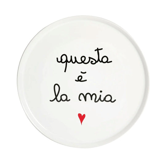 Prendi la sfida e goditi la tua pizza preferita su questo piatto in gres ceramico "Questa è la mia"! Con un divertente decoro che ti farà sorridere, questo piatto è resistente e facile da pulire. Diametro: 31,5 cm Decoro: questa è la mia Lavabile in lavastoviglie. In negozio e online su tuttochic.live