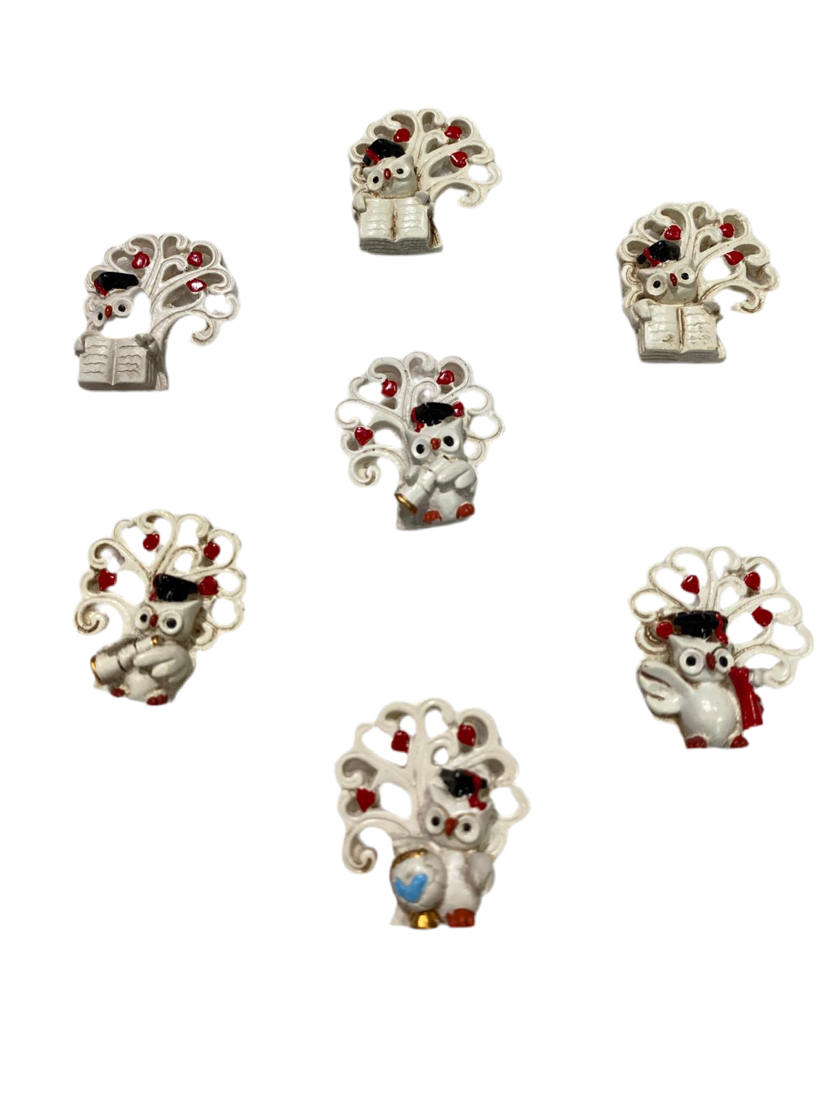 Set di 7 bomboniere per laurea assortite di Gufetto magnete con Albero della Vita in resina decorata. Dimensioni: cm 3,5 x 5 Confettata e astuccio non inclusi. tuttochic.live