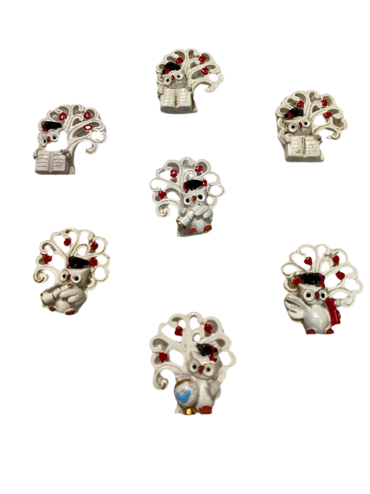 Set di 7 bomboniere per laurea assortite di Gufetto magnete con Albero della Vita in resina decorata. Dimensioni: cm 3,5 x 5 Confettata e astuccio non inclusi. tuttochic.live