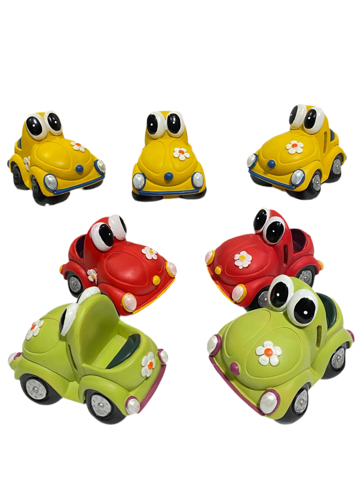 Set di 7 bomboniere assortite di salvadanaio a forma di auto in resina decorata. Dimensioni: cm L 12 x P 16 x h 13. In negozio e online su tuttochic.live