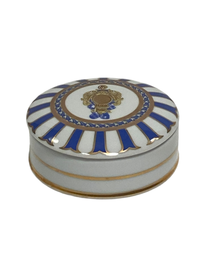 Scatola tonda con coperchio bombato in porcellana Limoges con decoro in oro zecchino e blu. Dimensioni: cm ø 10 x h 4,5. In negozio e online su tuttochic.live