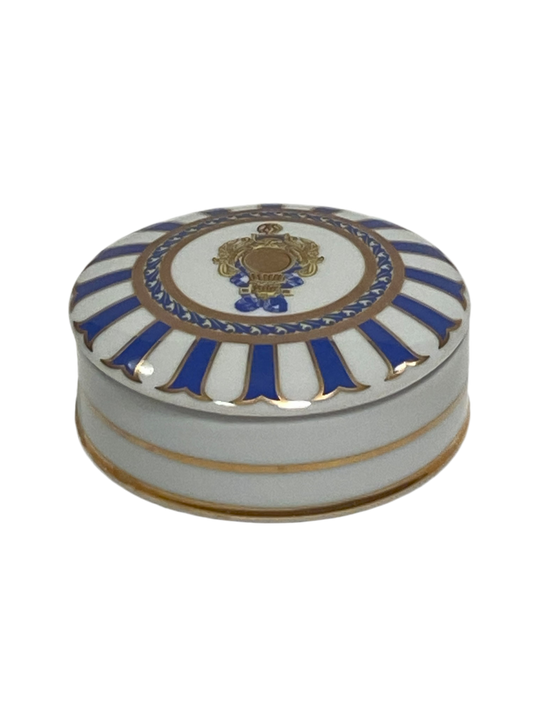 Scatola tonda con coperchio bombato in porcellana Limoges con decoro in oro zecchino e blu. Dimensioni: cm ø 10 x h 4,5. In negozio e online su tuttochic.live