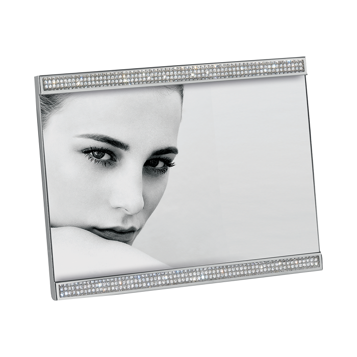 Portaritratti in metallo stampato, finitura lucida color argento, con strass. Per foto orizzontale cm 18 x 13. Schienale velluto. In negozio e online su tuttochic.live