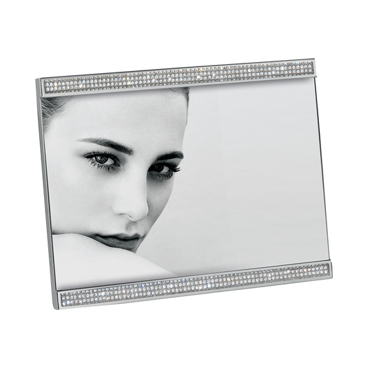 Portaritratti in metallo stampato, finitura lucida color argento, con strass. Per foto orizzontale cm 18 x 13. Schienale velluto. In negozio e online su tuttochic.live