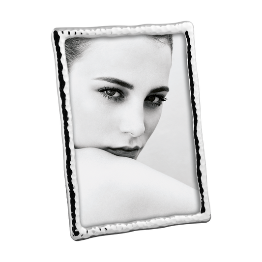 Portafoto metallo con finitura lucida. Orientabile in senso orizzontale e verticale. Disponibile in due misure  13X18 - 20X25. In negozio e online su tuttochic.live
