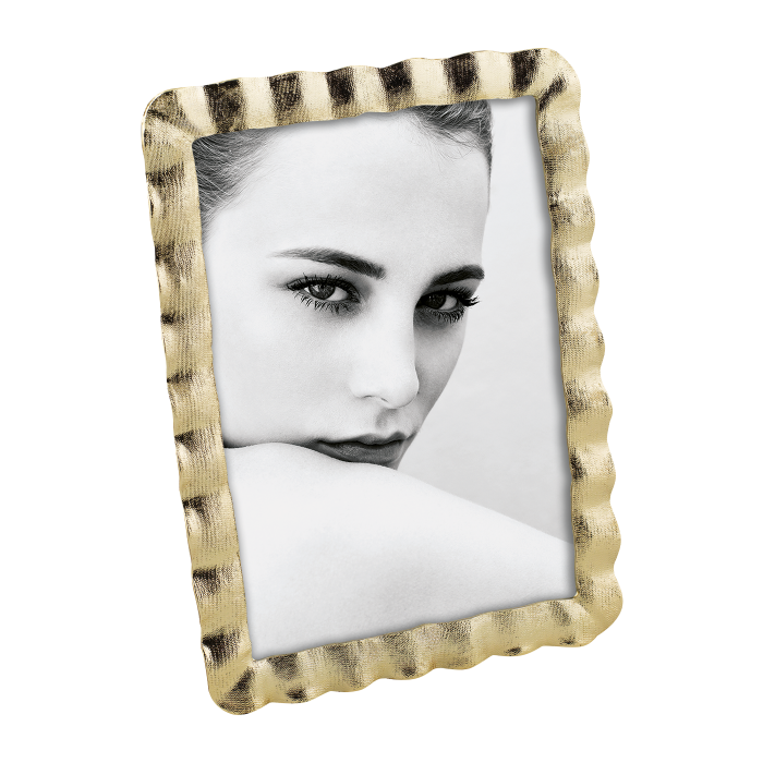 Esposizione di lusso con questo portafoto in metallo pressofuso. colore oro Formato foto cm 13 x 18. In negozio e online su tuttochic.live