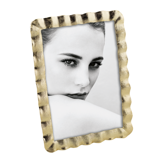 Esposizione di lusso con questo portafoto in metallo pressofuso. colore oro Formato foto cm 13 x 18. In negozio e online su tuttochic.live