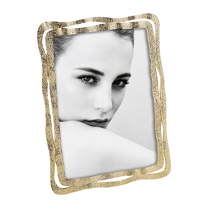 Esposizione di lusso con questo portafoto in metallo pressofuso. colore oro Formato foto cm 13 x 18. In negozio e online su tuttochic.live