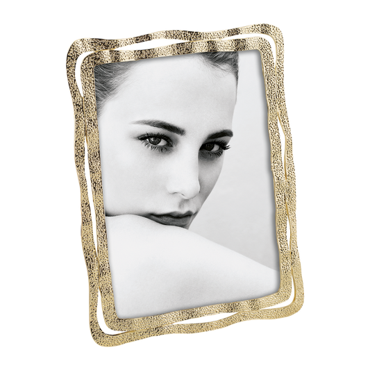 Esposizione di lusso con questo portafoto in metallo pressofuso. colore oro Formato foto cm 13 x 18. In negozio e online su tuttochic.live
