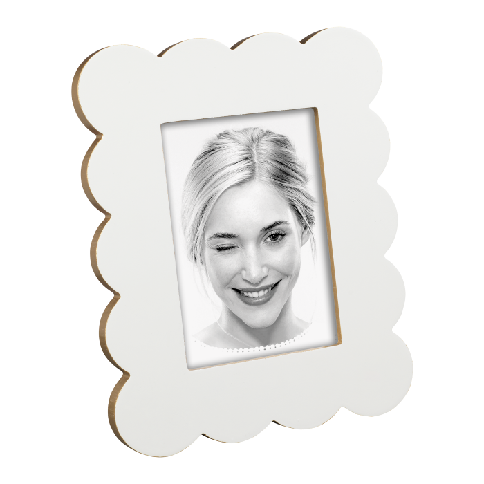 Questo portafoto può essere appeso o poggiato sia in verticale che in orizzontale, permettendoti di esporre le tue foto in modo versatile e raffinato. Disponibile in due formati per foto: cm 10 x 10 e 13 x 18. In negozio e online su tuttochic.live