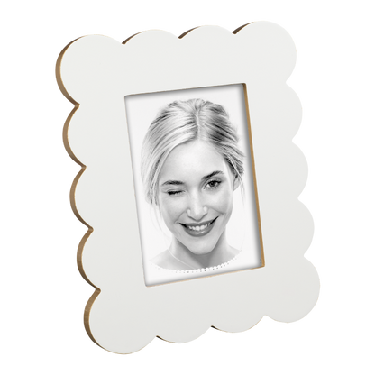 Questo portafoto può essere appeso o poggiato sia in verticale che in orizzontale, permettendoti di esporre le tue foto in modo versatile e raffinato. Disponibile in due formati per foto: cm 10 x 10 e 13 x 18. In negozio e online su tuttochic.live