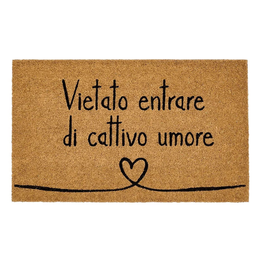 Accogli i tuoi ospiti con un sorriso e un'atmosfera positiva grazie a questo zerbino in fibra di cocco con la divertente scritta "Vietato entrare di cattivo umore". Lasciamo entrare solo allegria nella tua casa! Dimensioni: 45 x 75 cm Disegnato in Italia. In negozio e online su tuttochic.live