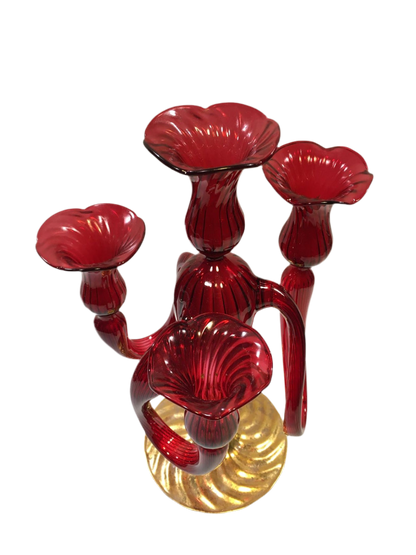 Candeliere 4 fiamme in vetro soffiato di colore rosso/oro, prodotto lavorato, rifinito e decorato completamente a mano. Made in Italy. Dimensioni: cm 21 x 34 h. In negozio e online su tuttochic.live