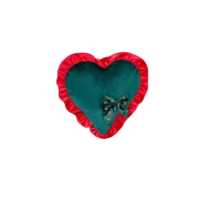 Cuscino Cuore "Bear Wonderland" è un'opera d'arte per la tua casa. Realizzato con un morbido velluto e a forma di cuore con una delicata balza, questo cuscino è disponibile in due eleganti colori. Aggiungi un tocco di lusso e stile alla tua casa. Dimensioni: 47x52 cm. In negozio e online su tuttochic.live