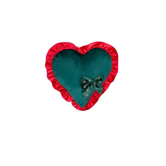 Cuscino Cuore "Bear Wonderland" è un'opera d'arte per la tua casa. Realizzato con un morbido velluto e a forma di cuore con una delicata balza, questo cuscino è disponibile in due eleganti colori. Aggiungi un tocco di lusso e stile alla tua casa. Dimensioni: 47x52 cm. In negozio e online su tuttochic.live