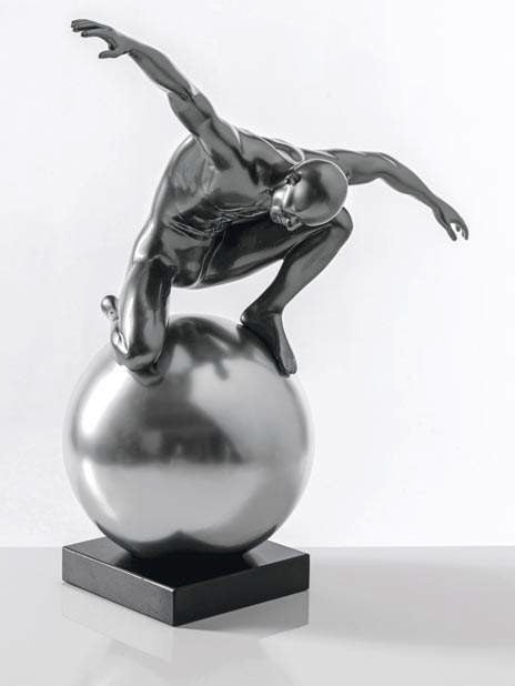 Scultura moderna Atlante in equilibrio su una sfera, finitura grigio verde e alluminio, altezza 47 cm su base marmo nero, brand Ambienti Glamour, Tutto Chic.
