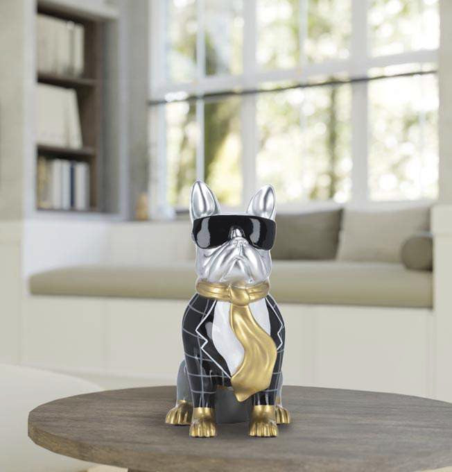 Scultura pop art di un bulldog francese con cravatta dorata, giacca a quadri e occhiali da sole, altezza 36 cm, brand Ambienti Glamour, Tutto Chic.