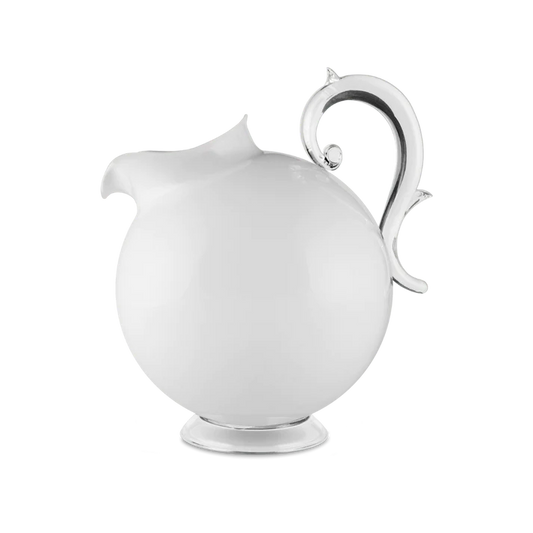 Brocca in acrilico di colore bianco della delicata collezione Aqua. Le perfette linee classiche trovano spazio ed espressione in oggetti capaci di coniugare la seduzione di un design raffinato con l'armonia di un materiale funzionale come l'acrilico. Dimensioni: Ø 18 cm, H 24,6 cm. In negozio e online su tuttochic.live