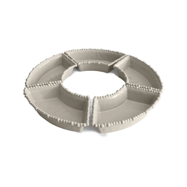Set 5 piatti aperitivo in melamina di colore tortora dell'innovativa collezione Joke. Tonalità pastello e caratteristico bordo rivestito di micro sfere ornamentali fanno della linea in melamina un ottimo alleato per la tavola. Dimensioni: Ø 44 cm / h 2 cm. Lavabile in Lavastoviglie. In negozio e online su tuttochic.live