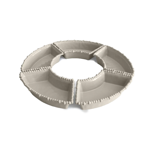 Set 5 piatti aperitivo in melamina di colore tortora dell'innovativa collezione Joke. Tonalità pastello e caratteristico bordo rivestito di micro sfere ornamentali fanno della linea in melamina un ottimo alleato per la tavola. Dimensioni: Ø 44 cm / h 2 cm. Lavabile in Lavastoviglie. In negozio e online su tuttochic.live