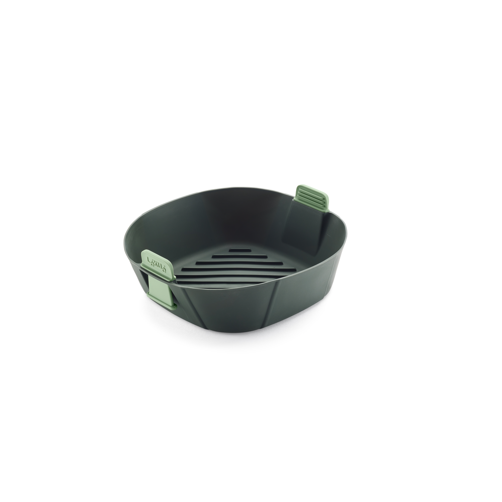 Goditi una cucina più pulita, semplice e sicura con questo cestello per friggitrice ad aria.   Lavabile in lavastoviglie - Resiste fino a 220°C Dimensioni: Adattabile da cm 22 x 22 x h 8,5 a cm 18 x 18 x h 8,5. In negozio e online su tuttochic.live
