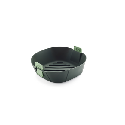 Goditi una cucina più pulita, semplice e sicura con questo cestello per friggitrice ad aria.   Lavabile in lavastoviglie - Resiste fino a 220°C Dimensioni: Adattabile da cm 22 x 22 x h 8,5 a cm 18 x 18 x h 8,5. In negozio e online su tuttochic.live