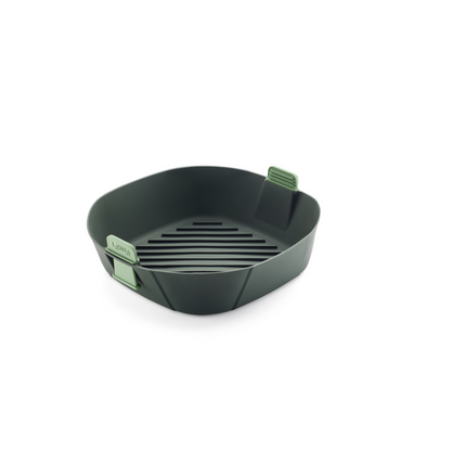 Goditi una cucina più pulita, semplice e sicura con questo cestello per friggitrice ad aria.   Lavabile in lavastoviglie - Resiste fino a 220°C Dimensioni: Adattabile da cm 25 x 25 x h 8,5 a cm 22 x 22 x h 8,5. In negozio e online su tuttochic.live