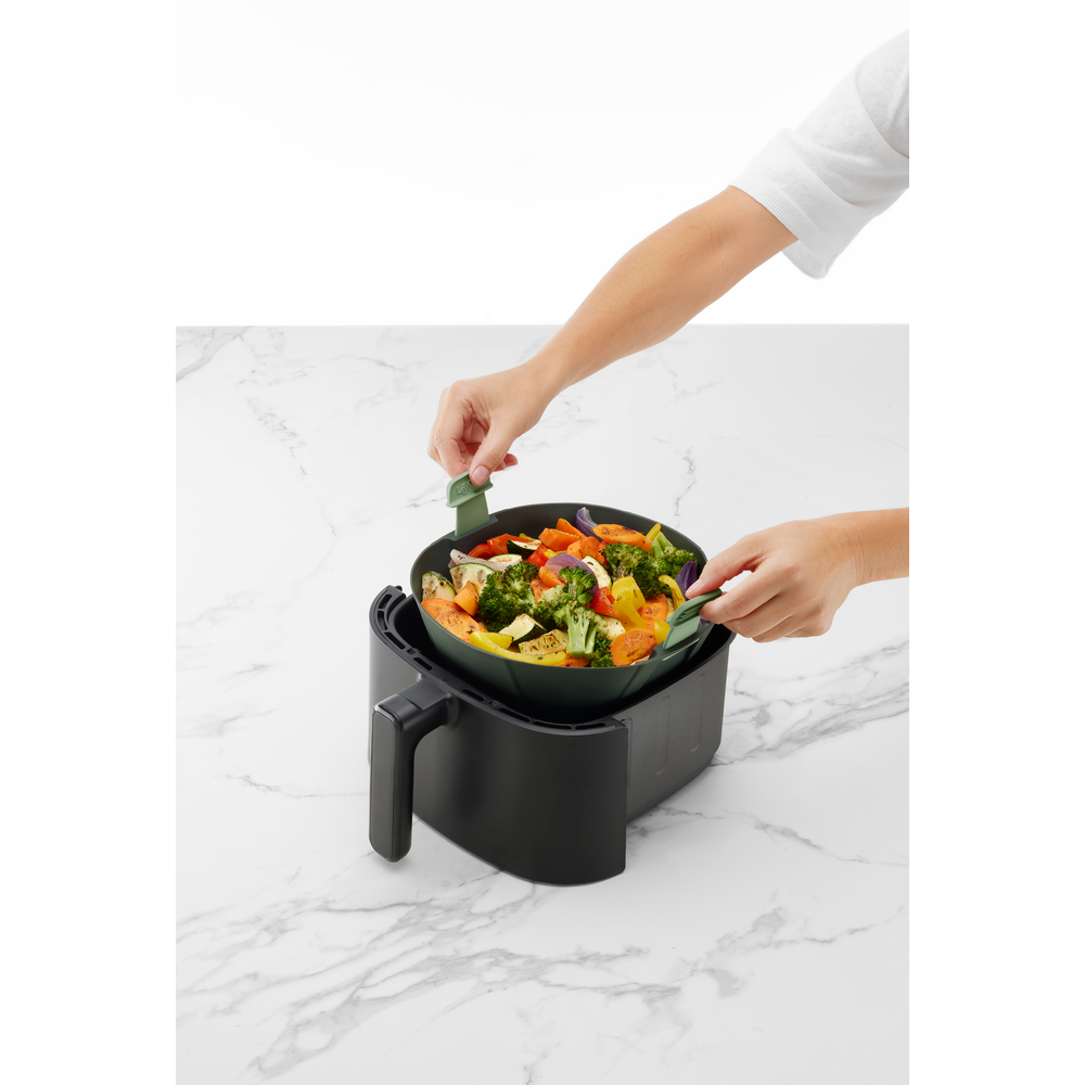 Goditi una cucina più pulita, semplice e sicura con questo cestello per friggitrice ad aria.   Lavabile in lavastoviglie - Resiste fino a 220°C Dimensioni: Adattabile da cm 22 x 22 x h 8,5 a cm 18 x 18 x h 8,5. In negozio e online su tuttochic.live