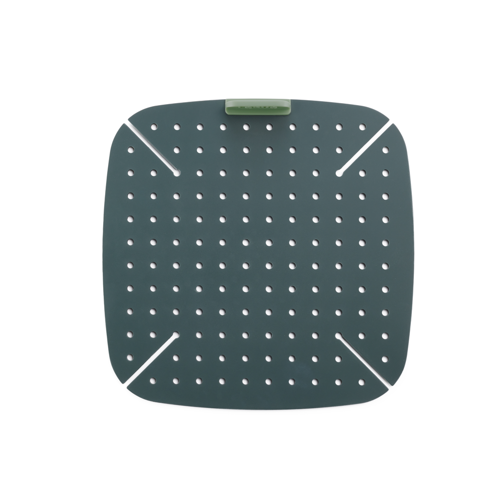 Cuoci il tuo cibo rapidamente e uniformemente grazie a questo tappetino, che ottimizza il flusso di aria calda nella tua friggitrice ad aria. Realizzato in 100% Silicone Platinico. Senza BPA. Lavabile in lavastoviglie - Resiste fino a 220°C Dimensioni: cm 22,5 x 22,5 x h 2,3. In negozio e online su tuttochic.live