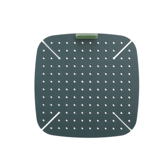 Cuoci il tuo cibo rapidamente e uniformemente grazie a questo tappetino, che ottimizza il flusso di aria calda nella tua friggitrice ad aria. Realizzato in 100% Silicone Platinico. Senza BPA. Lavabile in lavastoviglie - Resiste fino a 220°C Dimensioni: cm 22,5 x 22,5 x h 2,3. In negozio e online su tuttochic.live