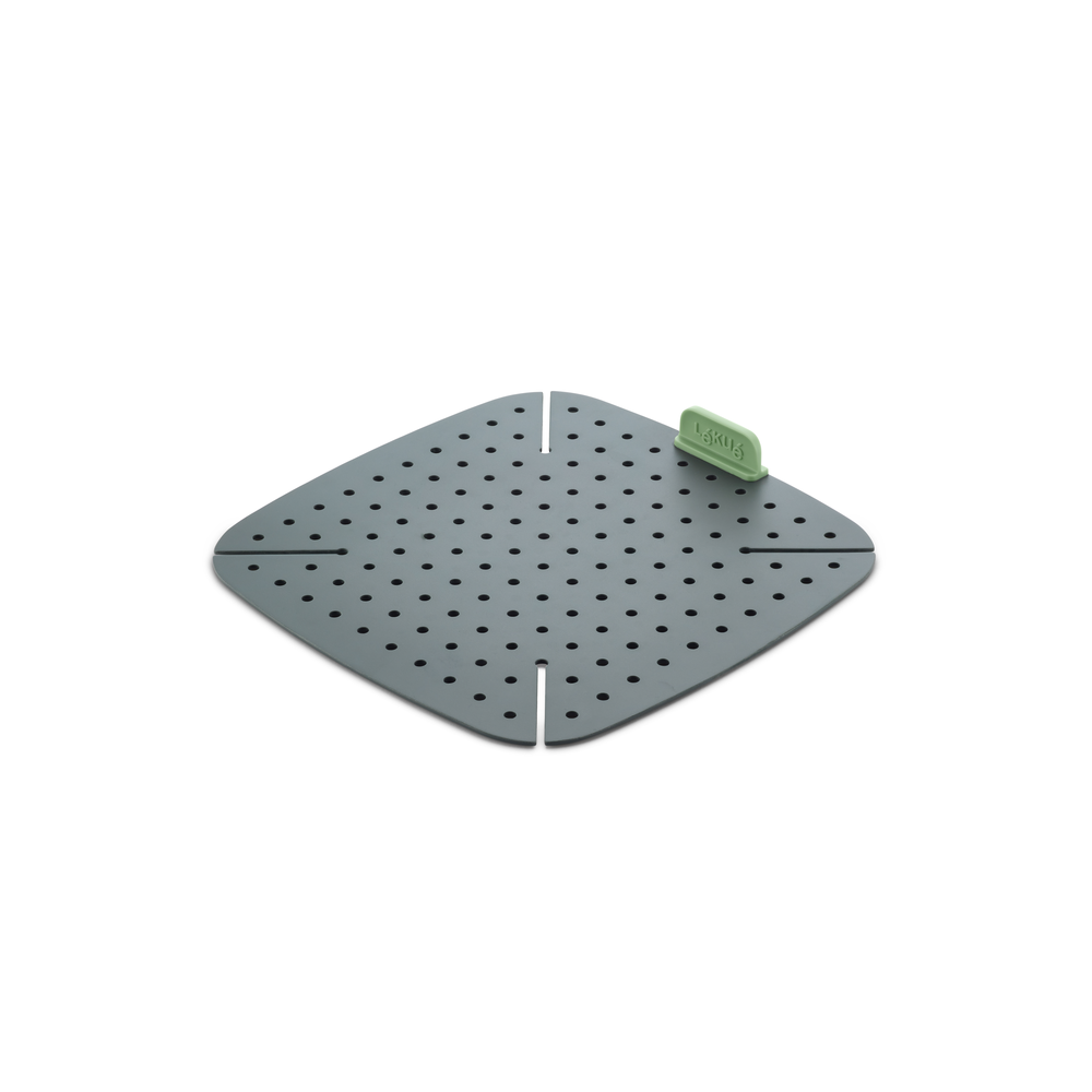 Cuoci il tuo cibo rapidamente e uniformemente grazie a questo tappetino, che ottimizza il flusso di aria calda nella tua friggitrice ad aria. Realizzato in 100% Silicone Platinico. Senza BPA. Lavabile in lavastoviglie - Resiste fino a 220°C Dimensioni: cm 22,5 x 22,5 x h 2,3. In negozio e online su tuttochic.live