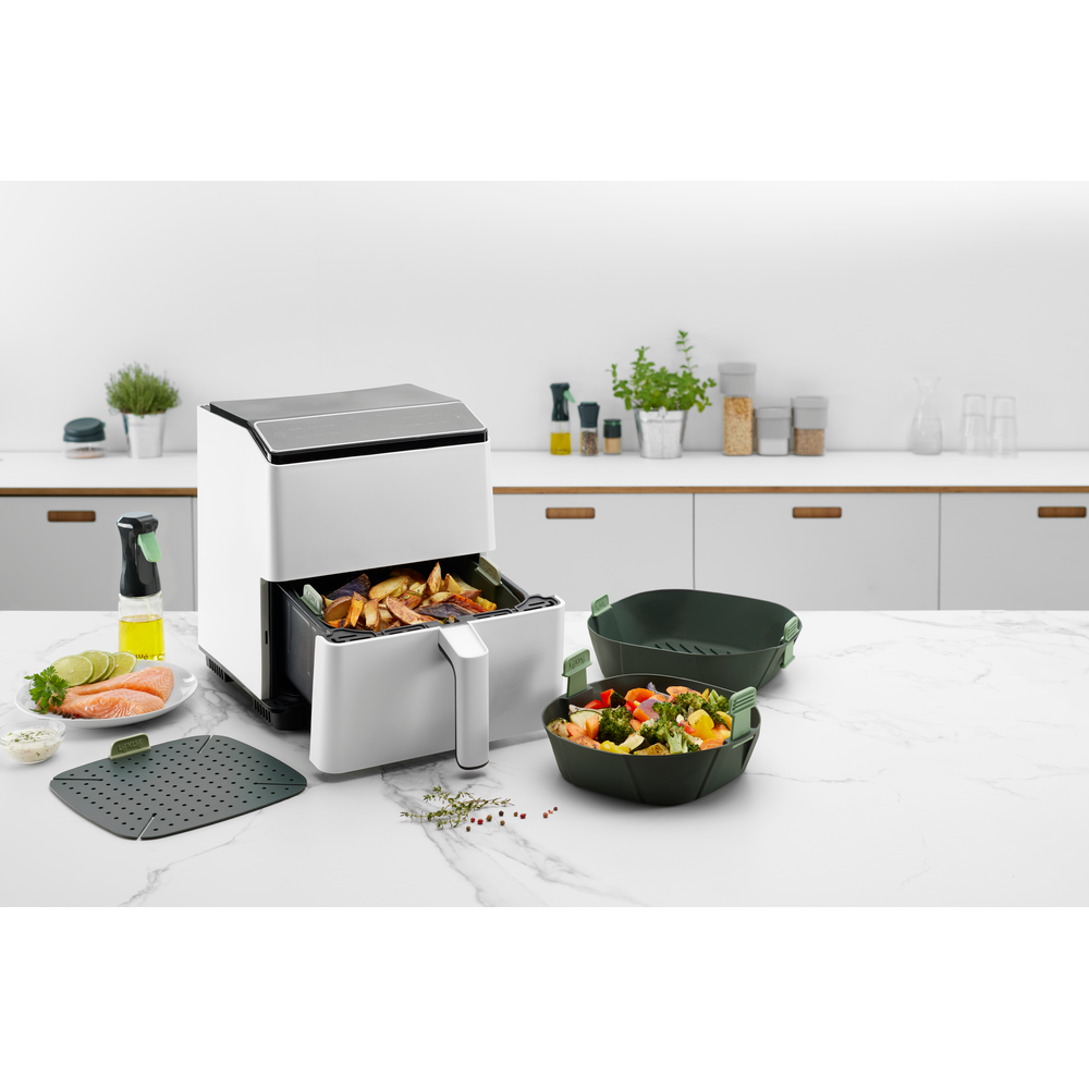 Goditi una cucina più pulita, semplice e sicura con questo cestello per friggitrice ad aria.   Lavabile in lavastoviglie - Resiste fino a 220°C Dimensioni: Adattabile da cm 22 x 22 x h 8,5 a cm 18 x 18 x h 8,5. In negozio e online su tuttochic.live